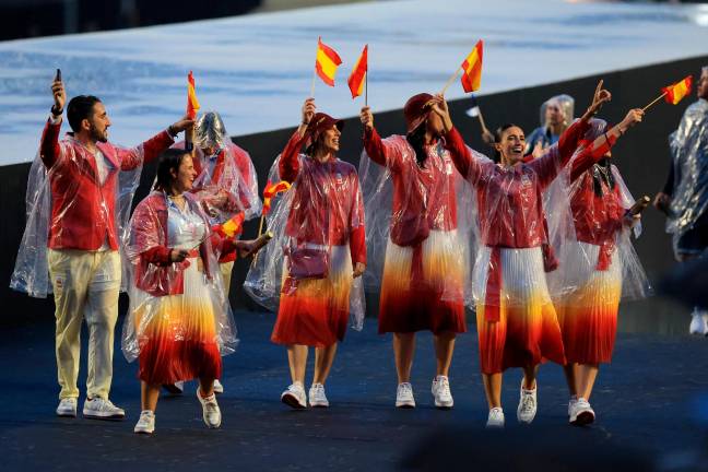 La tarraconense Elia Canales (izquierda), participó en la inauguración con el equipo español. Foto: efe