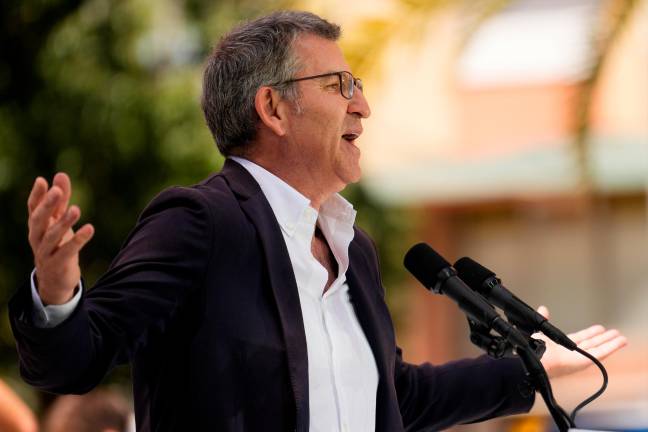 El presidente del PP, Alberto Núñez Feijóo interviene en un mitin-butifarrada en apoyo al candidato a la presidencia de la Generalitat Alejandro Fernández, este sábado en Badalona. Foto: EFE