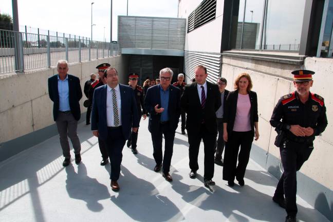 El conseller de Interior, Joan Ignasi Elena, acompañado del alcalde de Torredembarra, durante la visita realizada a la comisaría de los Mossos d’Esquadra. Foto: ACN