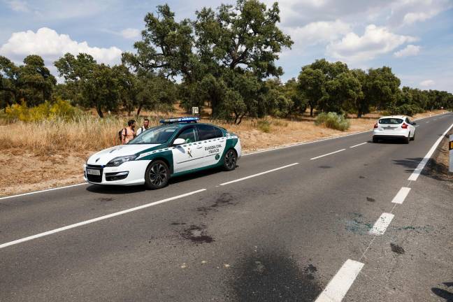 Un vehículo de la Guardia Civil en las inmediaciones de la zona acordonada por las fuerzas de seguridad este martes, tras el asesinato a tiros este martes, en la carretera junto a un restaurante del distrito madrileño de Fuencarral-El Pardo, de Borja Villacís. Foto: EFE