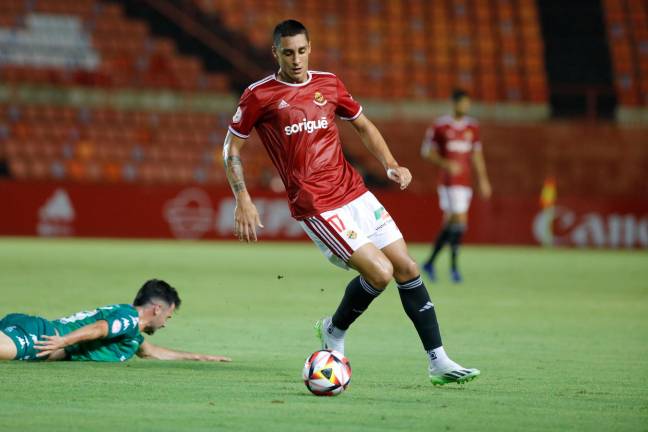 Pablo Fernández en el partido frente al Arenteiro en el Nou Estadi esta temporada. Foto: Pere Ferré