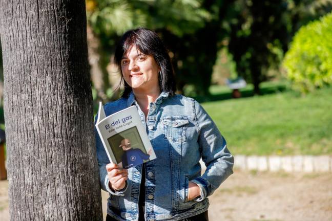 Ester Suñé con su primera novela ‘El del gas’ con la que denuncia diversas situaciones sociales. Foto: Pere Ferré