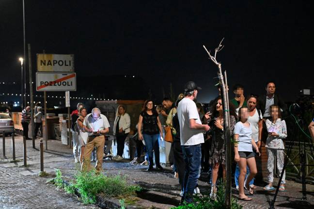 Gente se refugia en un área segura tras los temblores. Foto: EFE