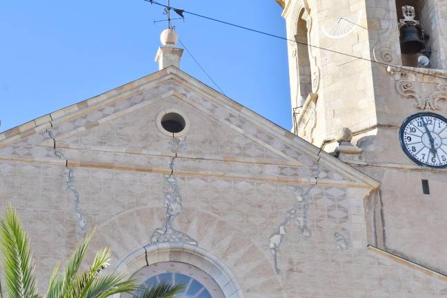 Algunas de las grietas que se pueden observar en la iglesia de Sant Feliu Màrtir de Constantí. Foto: Alfredo González