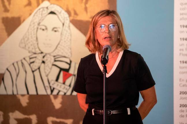 Vicky Roldán con el dibujoj de Neus Català detrás. Foto: Marc Bosch