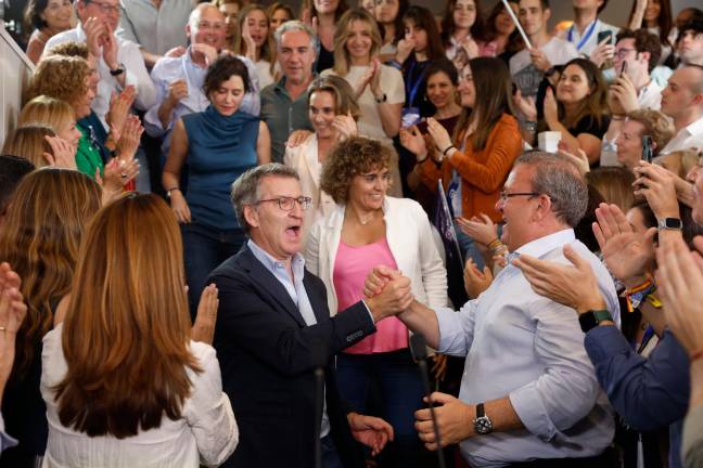 El líder del PP, Alberto Núñez Feijóo (centro), junto a la cabeza de lista del PP a las elecciones europeas, Dolors Montserrat (centro-d), en la sede del PP, donde celebran que el PP ha ganado con el 34,18 por ciento de los votos y 22 escaños, dos más que el PSOE. Foto: EFE