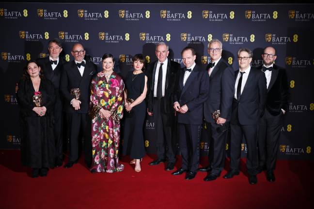 De izquierda a derecha, Tessa Ross, Peter Straughan, Edward Berger, Isabella Rossellini, Juliette Howell, Robert Harris, Ralph Fiennes, Michael Jackman, un invitado y Nick Emerson posan en la sala de prensa con el premio a la Mejor Película por «Conclave» durante los Premios BAFTA de Cine en el Royal Festival Hall de Londres. Foto: EFE