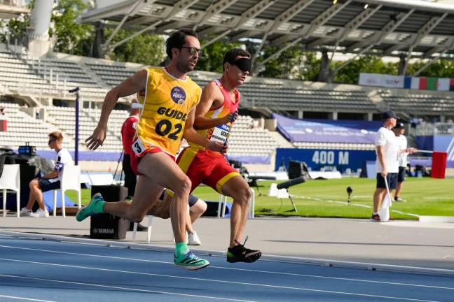 Gerard Descarrega (el de la derecha), en la primera ronda de los 400 metros. Foto: Comité Paralímpico Español