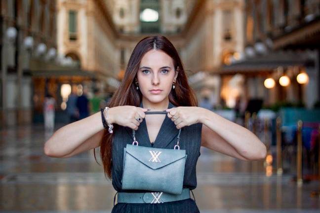 La joven Xènia Pérez cose cada bolso de forma artesanal. Foto: Cedida