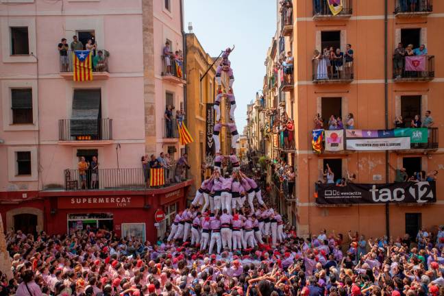 El 2d9fm que va descarregar la Colla Jove durant Sant Magí. foto: marc bosch