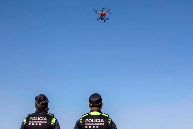 Dos agentes de la unidad en un vuelo de prueba con el dron. FOTO: cedida