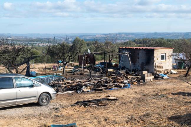 Las caravanas ardieron el domingo por la noche en esta finca agrícola de Flix. Foto: Joan Revillas