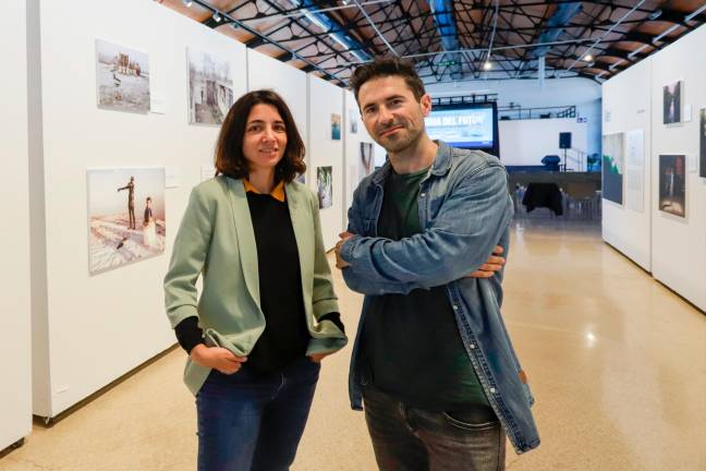 Los periodistas Anna Surinyach y Agus Morales, en la exposición de la Revista 5W. Foto: Marc Bosch