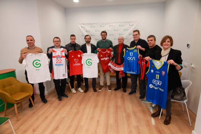 Los responsables de los diferentes equipos deportivos mostrando el brazalete verde. Foto: Àngel Ullate