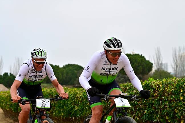 Miguel Induráin (1) y Pruden (2), con la bici robada en Vila-seca. FOTO: Team Kosner-Saltoki Home