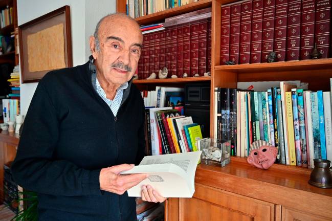 El traductor reusenc Joaquim Mallafrè, a casa seva. Foto: Alfredo González