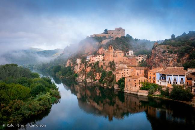 El imponente castillo templario de Miravet contempla el paso del río Ebre. FOTO: Rafa Pérez