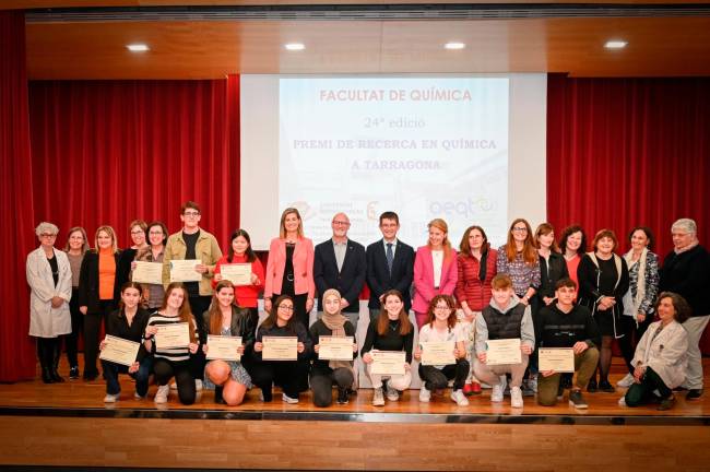 $!Los estudiantes Luis Alex Zanfirescu, Pere Pardines y Martina Tolós ganan los Premis de Recerca en Química, con el apoyo de la AEQT