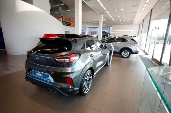 Vista de varios vehículos en venta expuestos en un concesionario de coches de Madrid. Foto: EFE