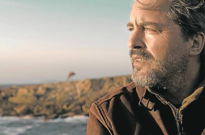 El escritor Manuel Rivas llega ahora con el ‘noir’ ‘Detrás del cielo’. Foto: Penguin Random House/Anna Serrano/Cedida
