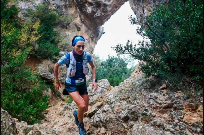 Oihana Kortazar en uno de los pasos más espectaculares del 50k, que ganó. Fotos: Cedidas