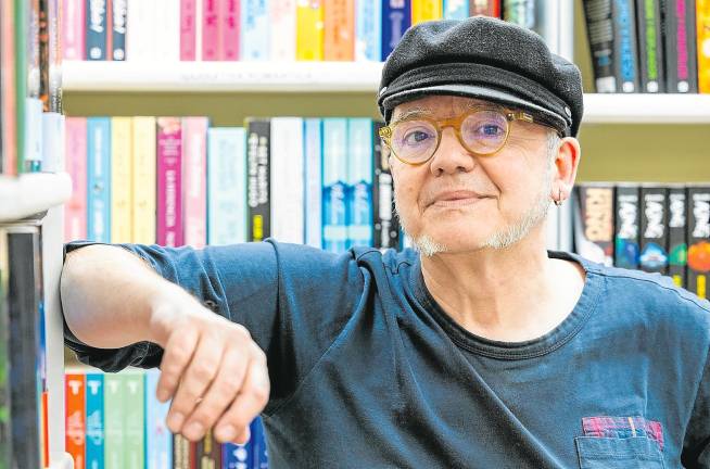 El escritor Màrius Serra en la librería Adserà de Tarragona. Foto: Marc Bosch