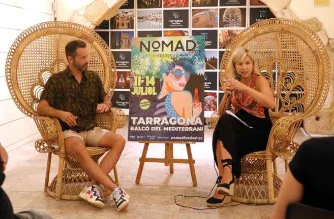 El CEO del Nomad, Daniel Vicente i la consellera Montse Adan, amb el cartell.