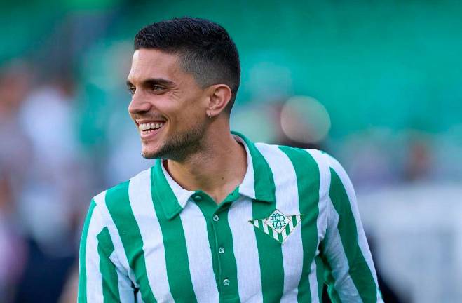 Marc Bartra con la camiseta clásica del Betis que se ha hecho viral. Foto: Instagra,