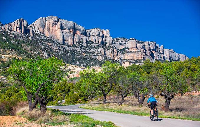 Un cicloturista en La Morera de Montsant. FOTO: diputació de tarragona