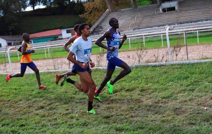 Abdessamad Oukhelfen, durante la carrera. FOTO: Diario Vasco