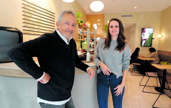 Guillermo y Bárbara Bosch tomando su café de especialidad en Central Café. FOTO: Pere Ferré