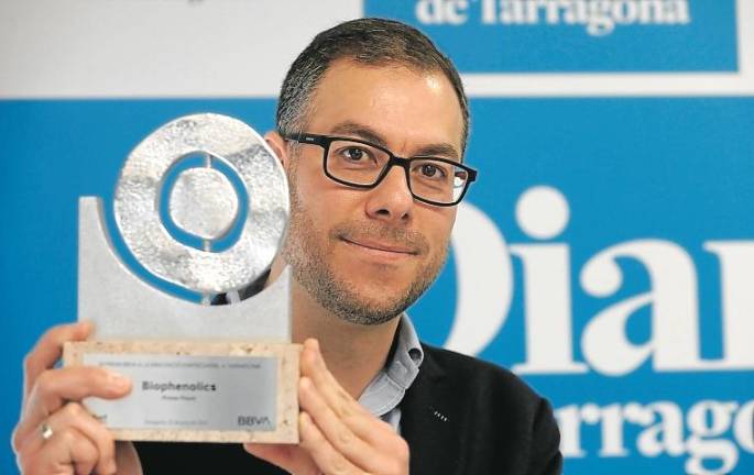 El fundador y CEO de la empresa, Husam Dabbagh, con el galardón de Biophenolics. Foto: Pere Ferré