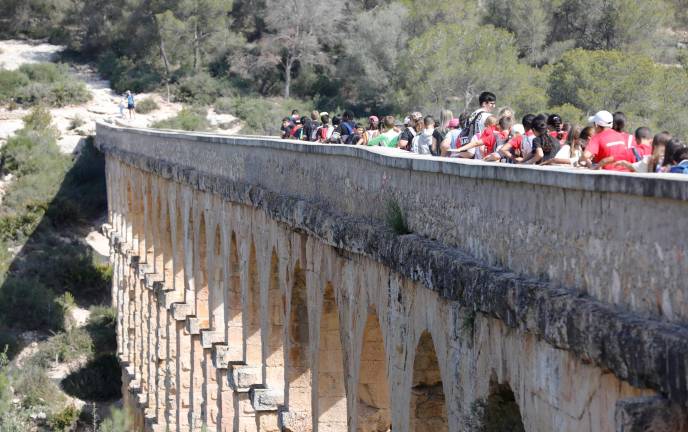 Els alumnes, passant per l’Aqüeducte. Foto: Pere Ferré