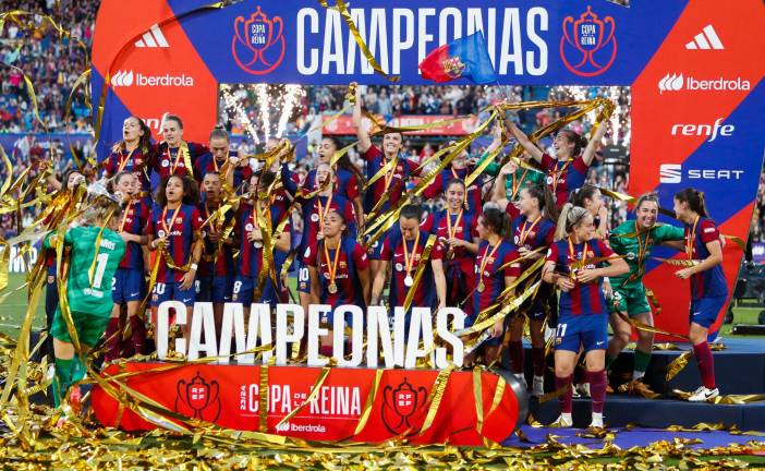 La plantilla azulgrana fetejando la Copa. foto: efe