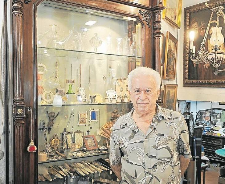Pere Vergés está a punto de cerrar definitivamente su tienda de antigüedades. FOTO: N.R. Pere Vergés está a punto de cerrar definitivamente su tienda de antigüedades. FOTO: N.R.
