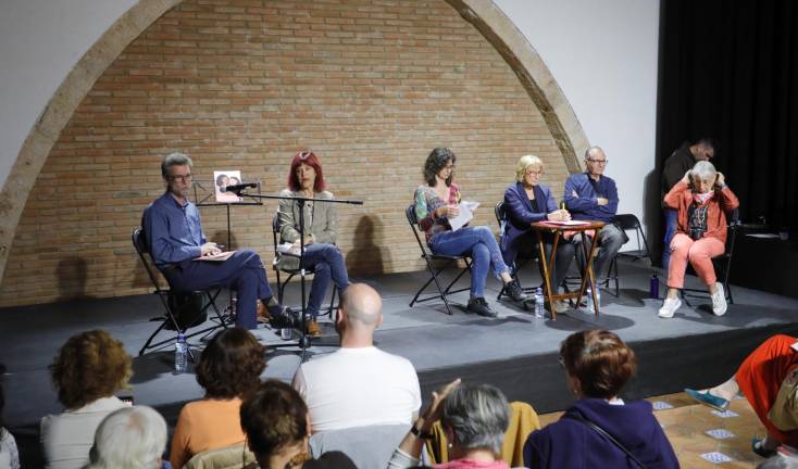 Alfons Cama, Coia Valls y miembros de Ara Teatre, ayer durante el acto. Foto: Pere Ferré