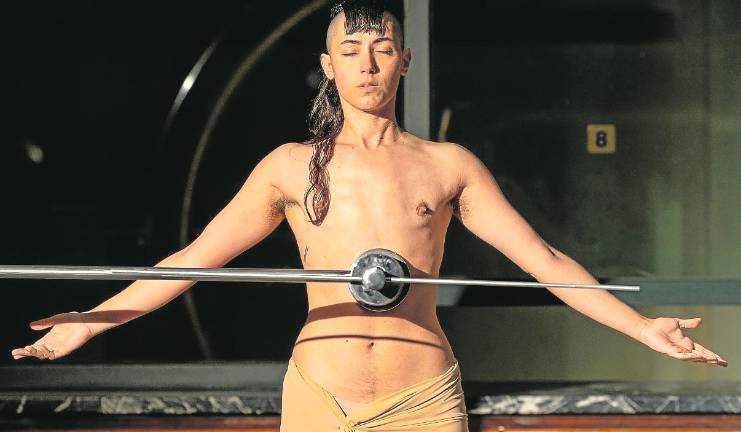 SiiGii García durante la performance en el antiguo edificio del Banco de España. Foto: Marc Bosch
