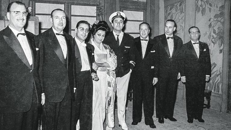 Fotografia captada per Niepce el 28 de desembre del 1964 al Teatre Fortuny de Reus, amb motiu de l’actuació de Montserrat Caballé i Bernabé Martí (al centre, agafats de bracet). Va ser el dia que es van prometre matrimoni.