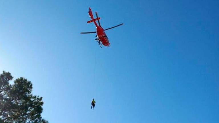 $!Uno de los helicópteros, actuando en el rescate. Foto: Bombers