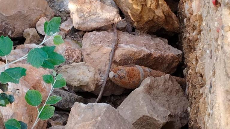 Tedax dels Mossos retiren un projectil de morter de la Guerra Civil a l’Aldea