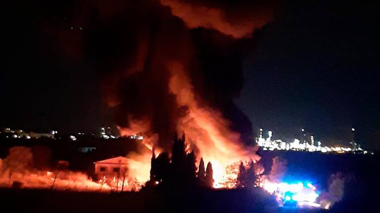 Un incendi de matinada a Constantí provoca flames de metres d’alçada