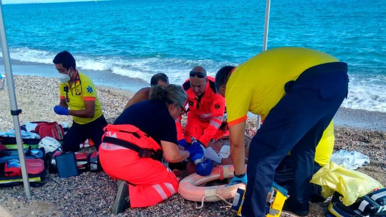 Reanimado ‘in extremis’ un bañista en la playa del Torn L’Hospitalet de l’Infant