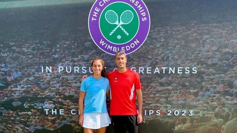 Martina Genís y el entrenador Alberto Gil, en las instalaciones de Wimbledon. Foto: Cedida