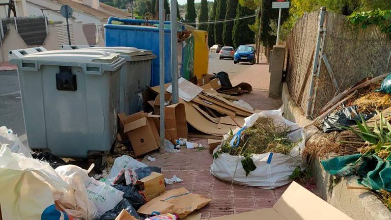$!El desfasado contrato y el elevado incivismo llena de basura las calles de Cunit