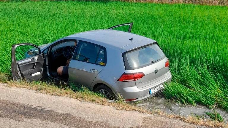 El cotxe accidentat a l’arrossar a la «carretera de la vergonya». Cedida