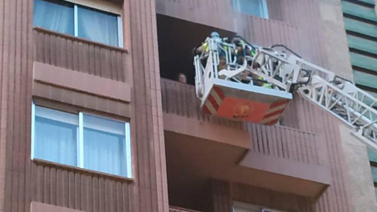 Bomberos rescatan a ua mujer atrapada en un piso inferior. Foto: Carla Pomerol