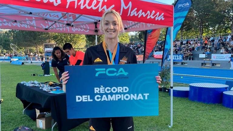 Andreea Sabou con el cartel del récord de los campeonatos que logró en triple salto. foto: cedida