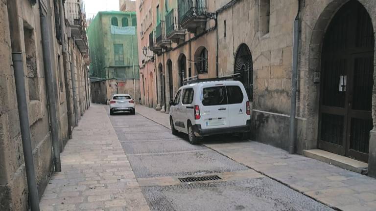 Una furgoneta, obstaculizando la entrada en un portal de la calle d’En Granada. Foto: Cedida