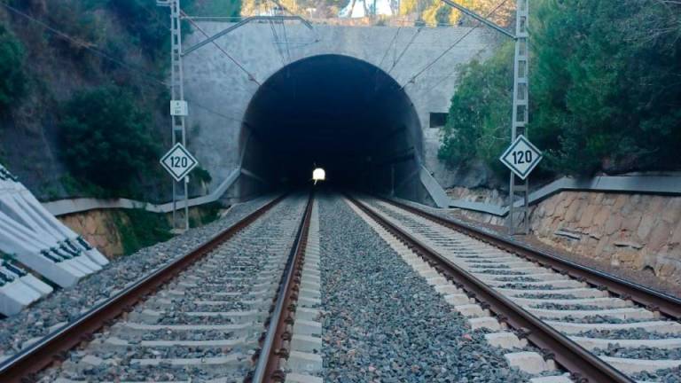 El túnel ferroviario a su paso por Roda de Berà. FOTO: DT
