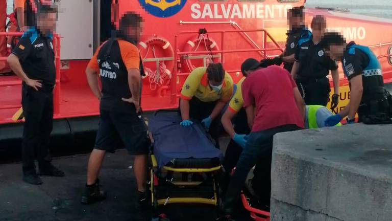 El hombre, mientras era auxiliado. Foto: DT